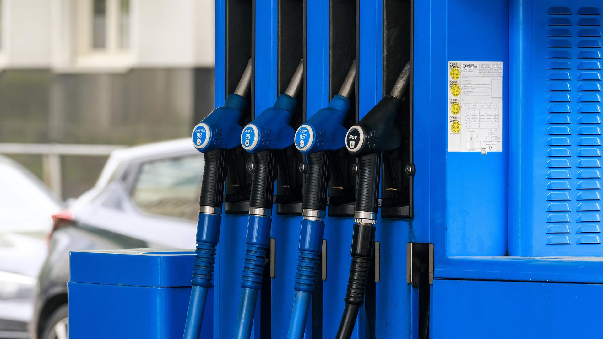 Mehrere Zapfpistolen an einer Tankstelle (Symbolbild): der Preis für Diesel ist in Deutschland besonders stark gestiegen