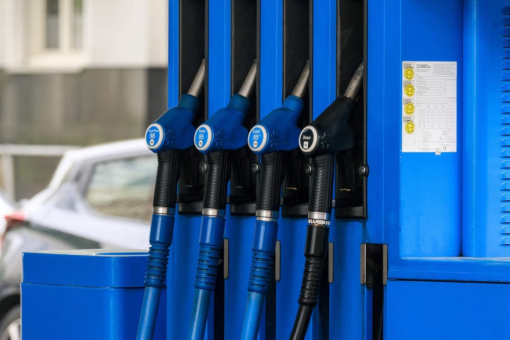 Mehrere Zapfpistolen an einer Tankstelle (Symbolbild): der Preis für Diesel ist in Deutschland besonders stark gestiegen