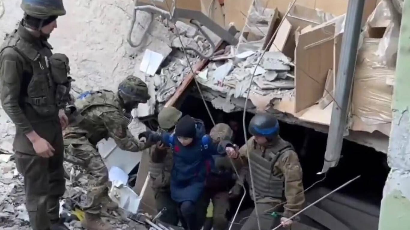 Ukrainischer Soldaten befreien Zivilisten aus dem Asowstal-Stahlwerk in Mariupol: Die Truppen haben jetzt um Hilfe gerufen.