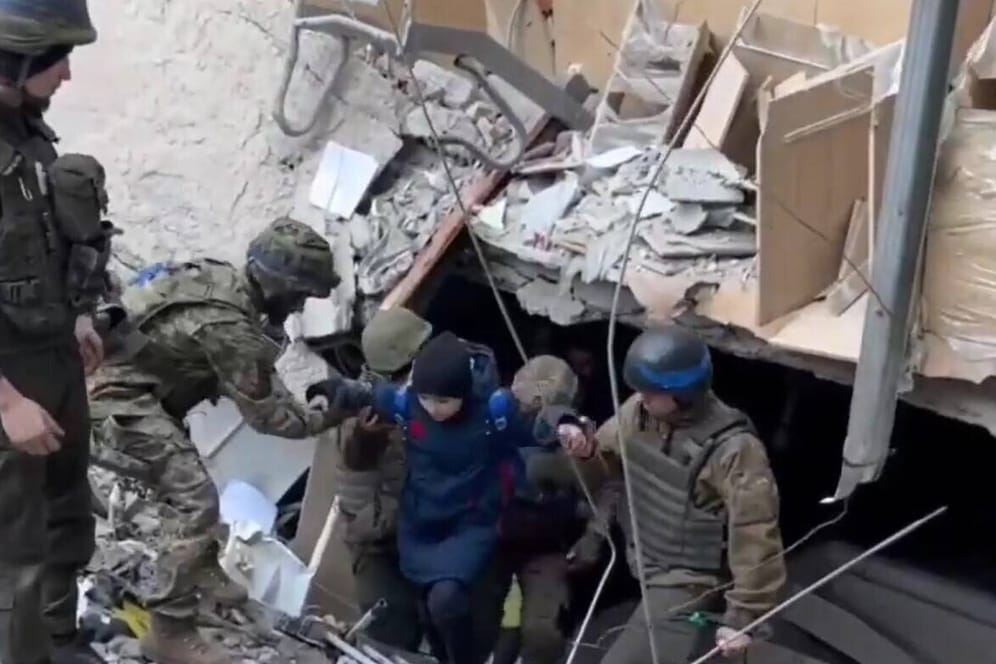 Ukrainischer Soldaten befreien Zivilisten aus dem Asowstal-Stahlwerk in Mariupol: Die Truppen haben jetzt um Hilfe gerufen.