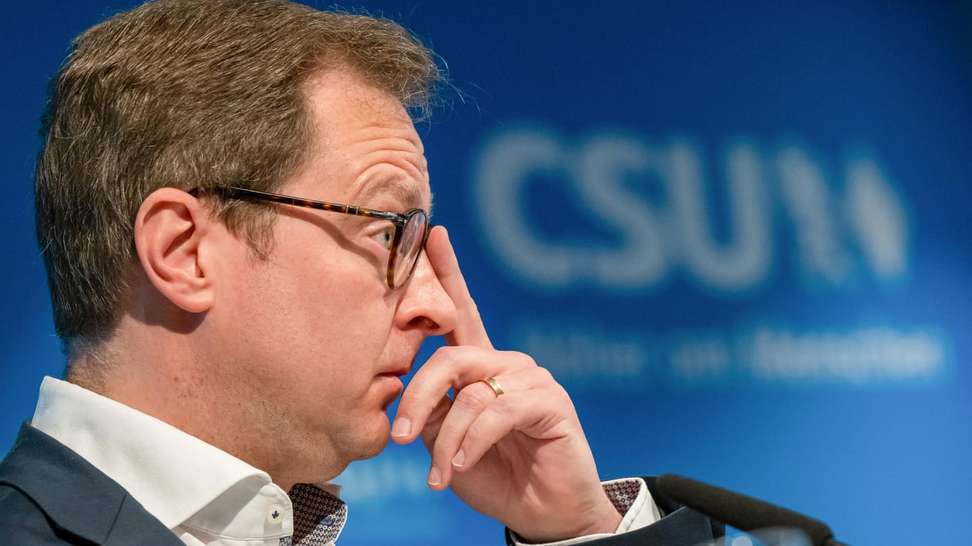Martin Huber greift sich an die Nase (Archivbild): Dem neuen CSU-Generalsekretär wird unsauberes Arbeiten bei seiner Doktorarbeit vorgeworfen.