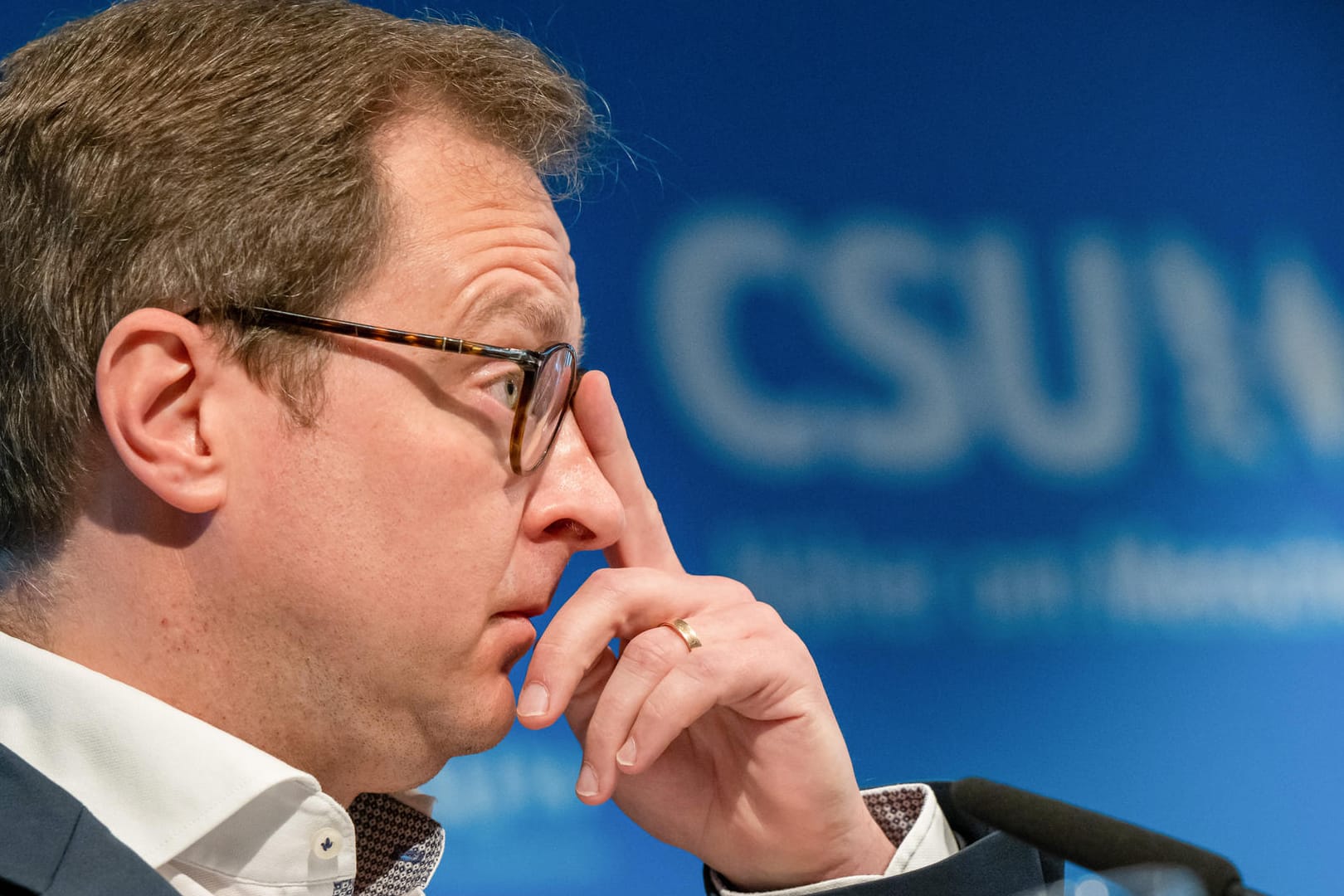 Martin Huber greift sich an die Nase (Archivbild): Dem neuen CSU-Generalsekretär wird unsauberes Arbeiten bei seiner Doktorarbeit vorgeworfen.