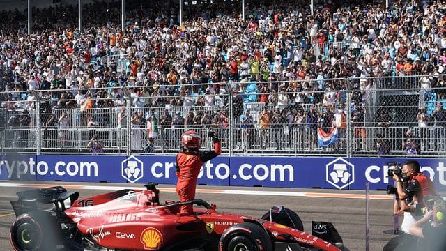 Ferrari-Pilot Charles Leclerc hat sich in Miami die Pole Position gesichert.