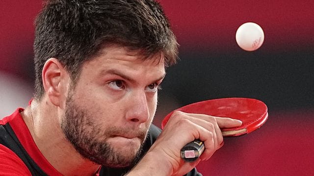 Tischtennis-Ass Dimitrij Ovtcharov beim Aufschlag.