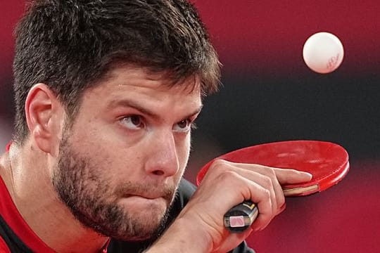 Tischtennis-Ass Dimitrij Ovtcharov beim Aufschlag.