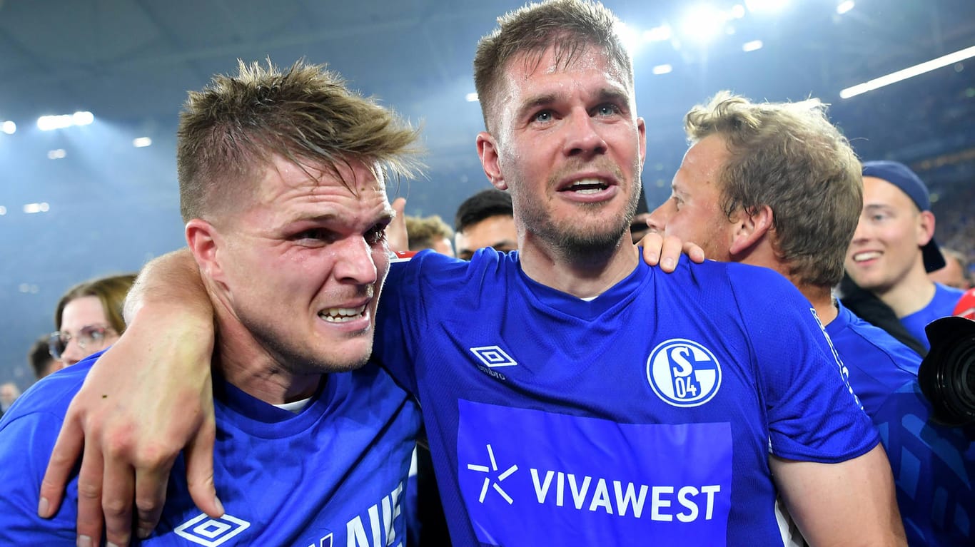 Marius Bülter und Simon Terodde (v.l.): Das Schalker Sturmduo lag sich nach dem Abpfiff minutenlang weinend in den Armen.