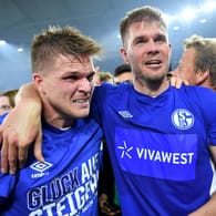 Marius Bülter und Simon Terodde (v.l.): Das Schalker Sturmduo lag sich nach dem Abpfiff minutenlang weinend in den Armen.