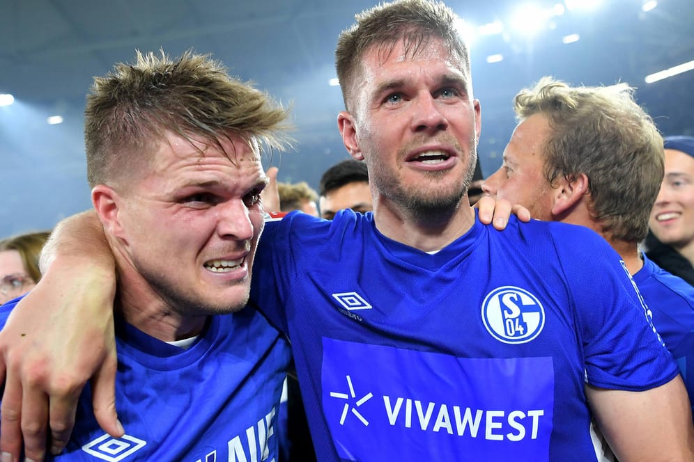 Marius Bülter und Simon Terodde (v.l.): Das Schalker Sturmduo lag sich nach dem Abpfiff minutenlang weinend in den Armen.