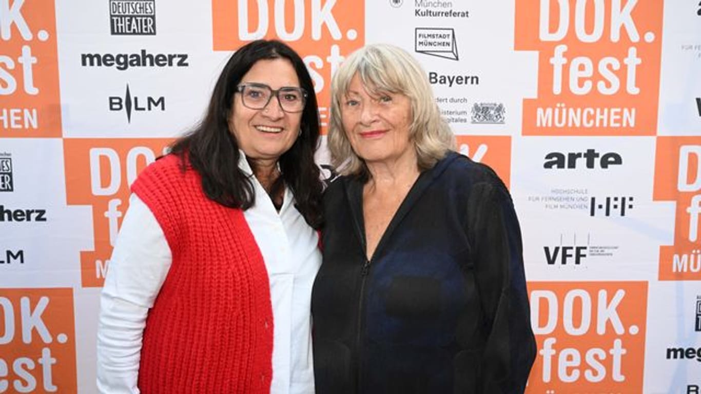Sabine Derflinger (l) und Alice Schwarzer