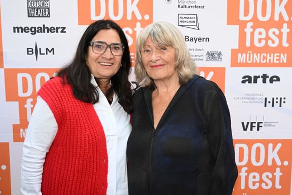 Sabine Derflinger (l) und Alice Schwarzer