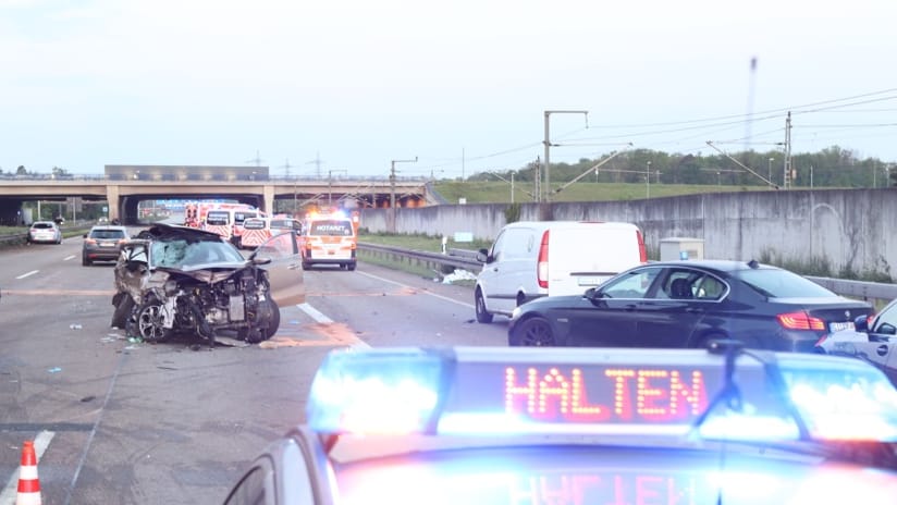 Mehrere Autos sind bei dem Unfall ineinander gekracht.