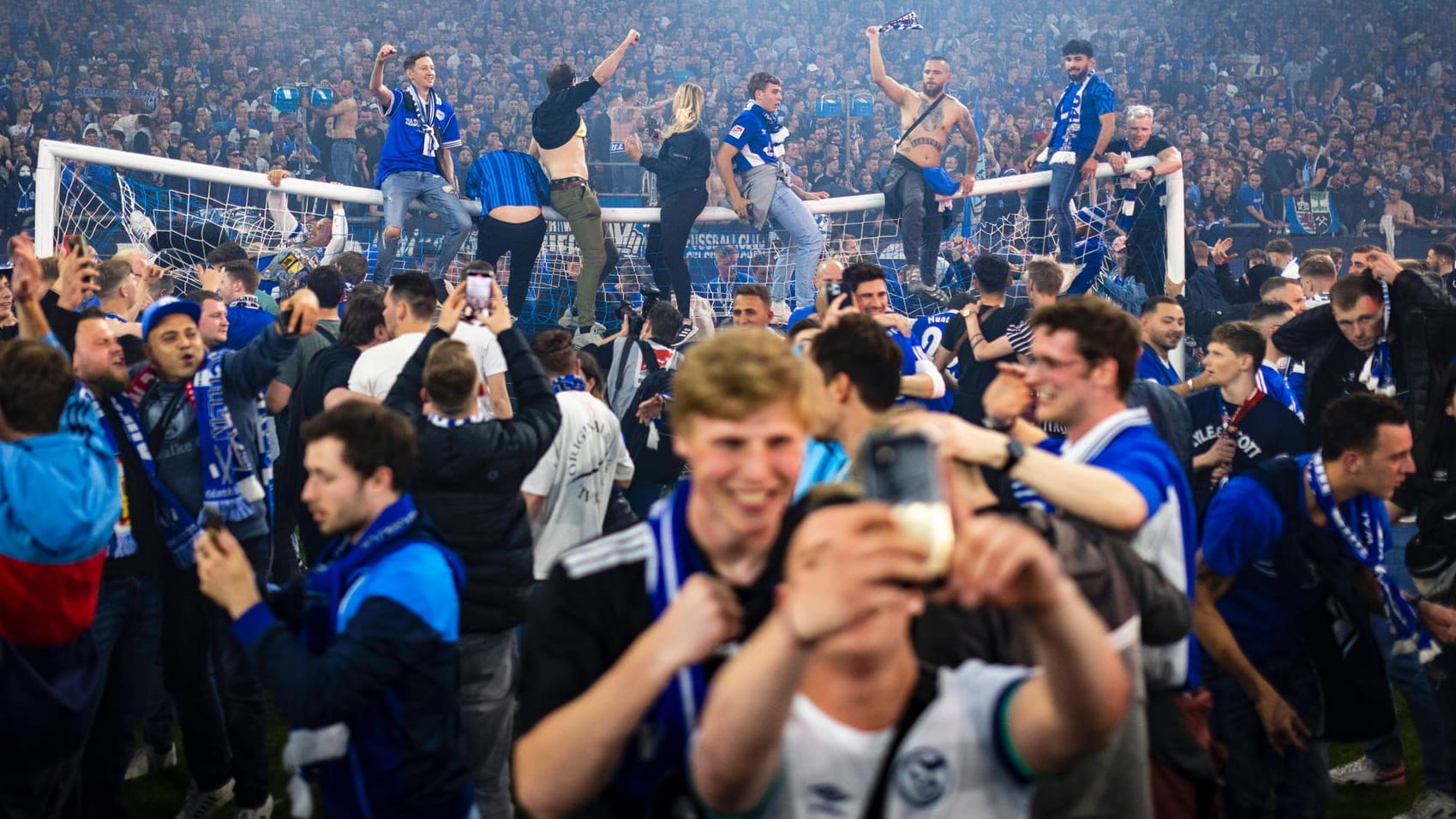 Schalke-Fans nach dem gesicherten Aufstieg: Beim Platzsturm sollen sich mehrere Personen Verletzungen zugezogen haben.