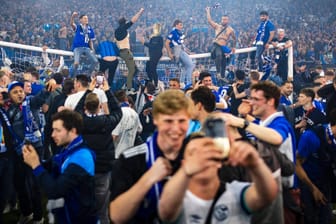 Schalke-Fans nach dem gesicherten Aufstieg: Beim Platzsturm sollen sich mehrere Personen Verletzungen zugezogen haben.