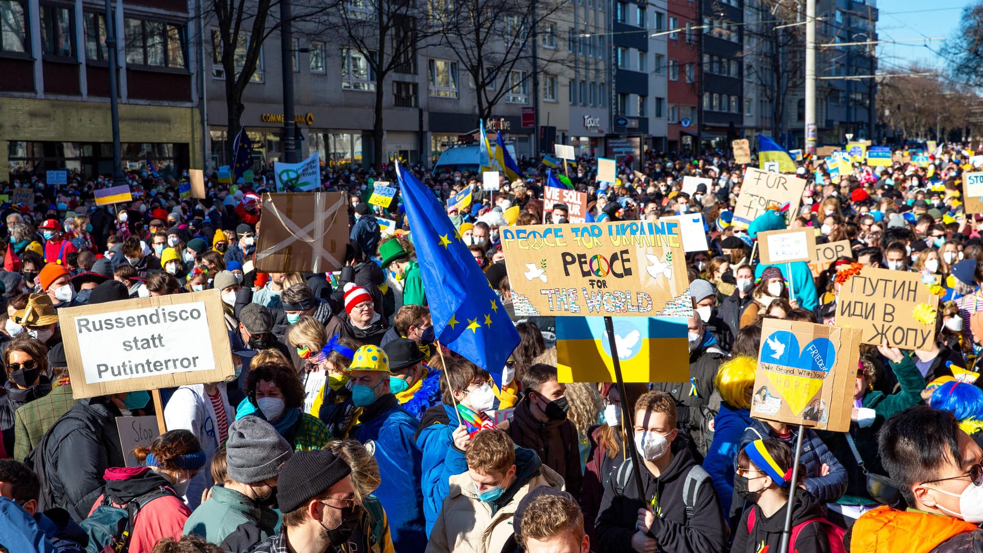 Eine Demonstration gegen den Krieg in der Ukraine (Archivbild): 10.000 Menschen werden zu der Kundgebung erwartet. Eine Demonstration gegen den Krieg in der Ukraine (Archivbild): 10.000 Menschen werden zu der Kundgebung erwartet.