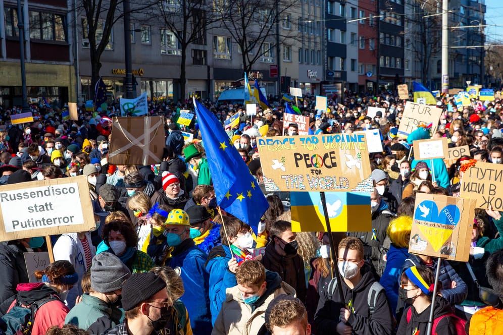 Eine Demonstration gegen den Krieg in der Ukraine (Archivbild): 10.000 Menschen werden zu der Kundgebung erwartet.