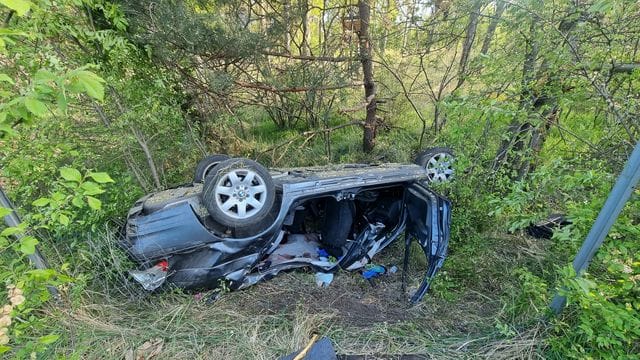 Das Unfallfahrzeug am Straßenrand: Eine Frau im Auto starb.