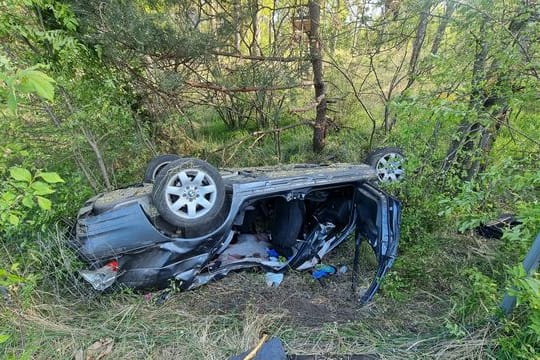 Das Unfallfahrzeug am Straßenrand: Eine Frau im Auto starb.