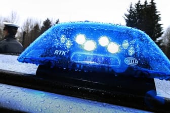 Ein Blaulicht leuchtet auf dem Dach eines Streifenwagens