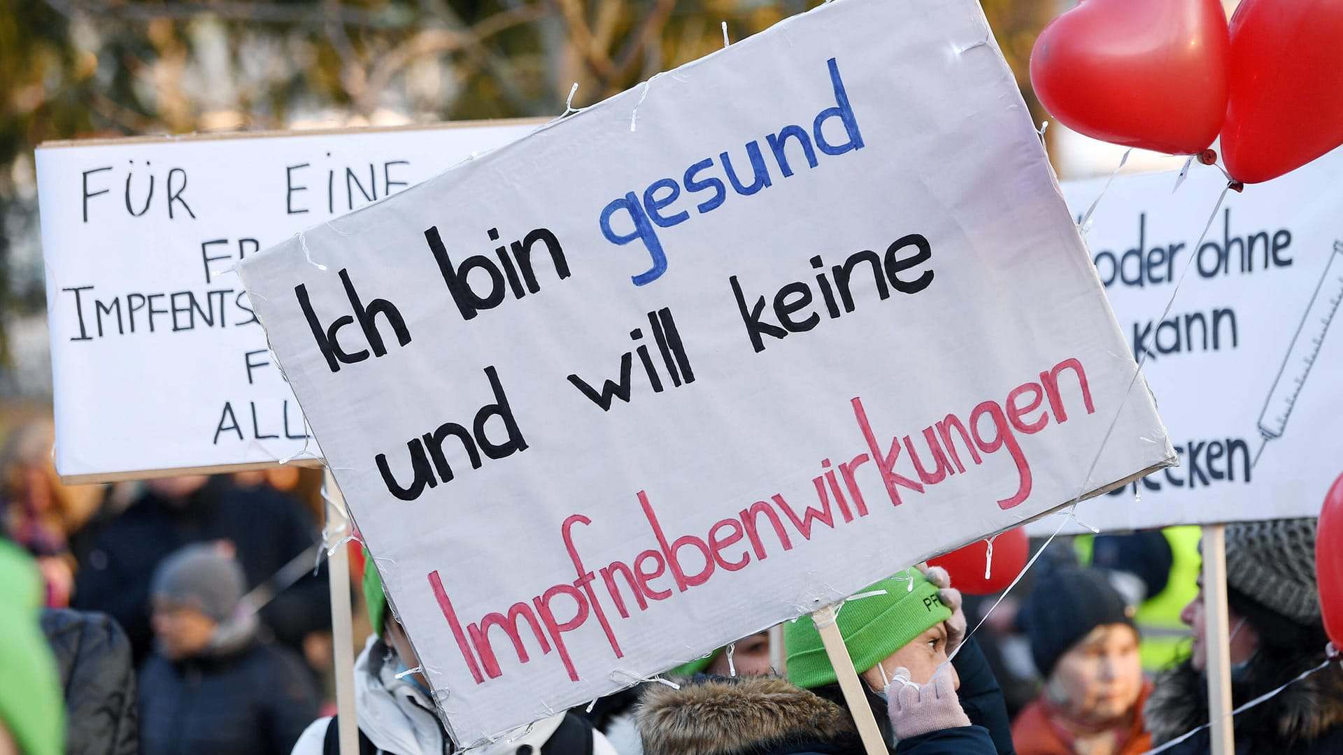 Demo gegen Corona-Impfungen (Symbolbild): Gerade entflammt die Diskussion um Impfnebenwirkungen neu.