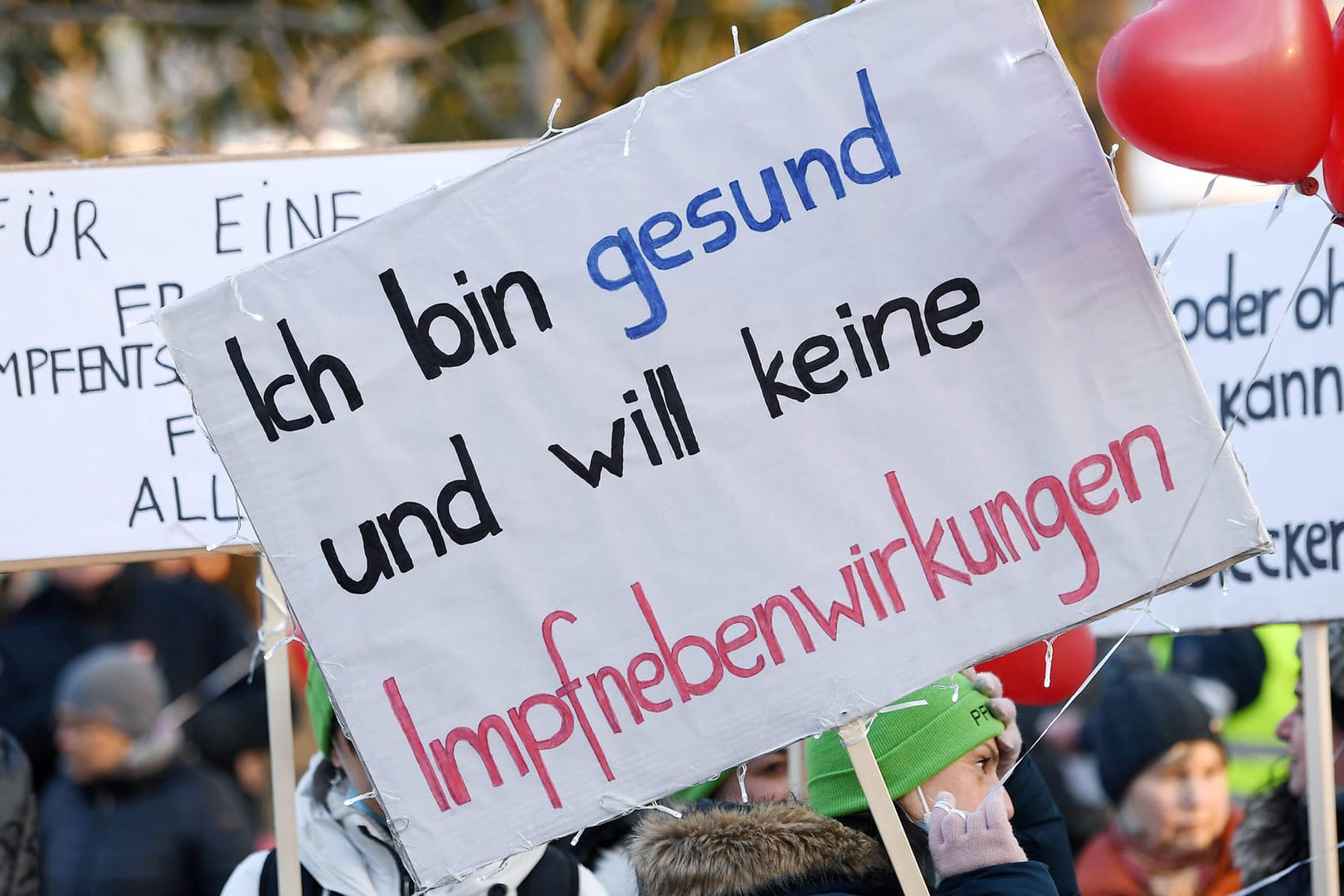 Demo gegen Corona-Impfungen (Symbolbild): Gerade entflammt die Diskussion um Impfnebenwirkungen neu.