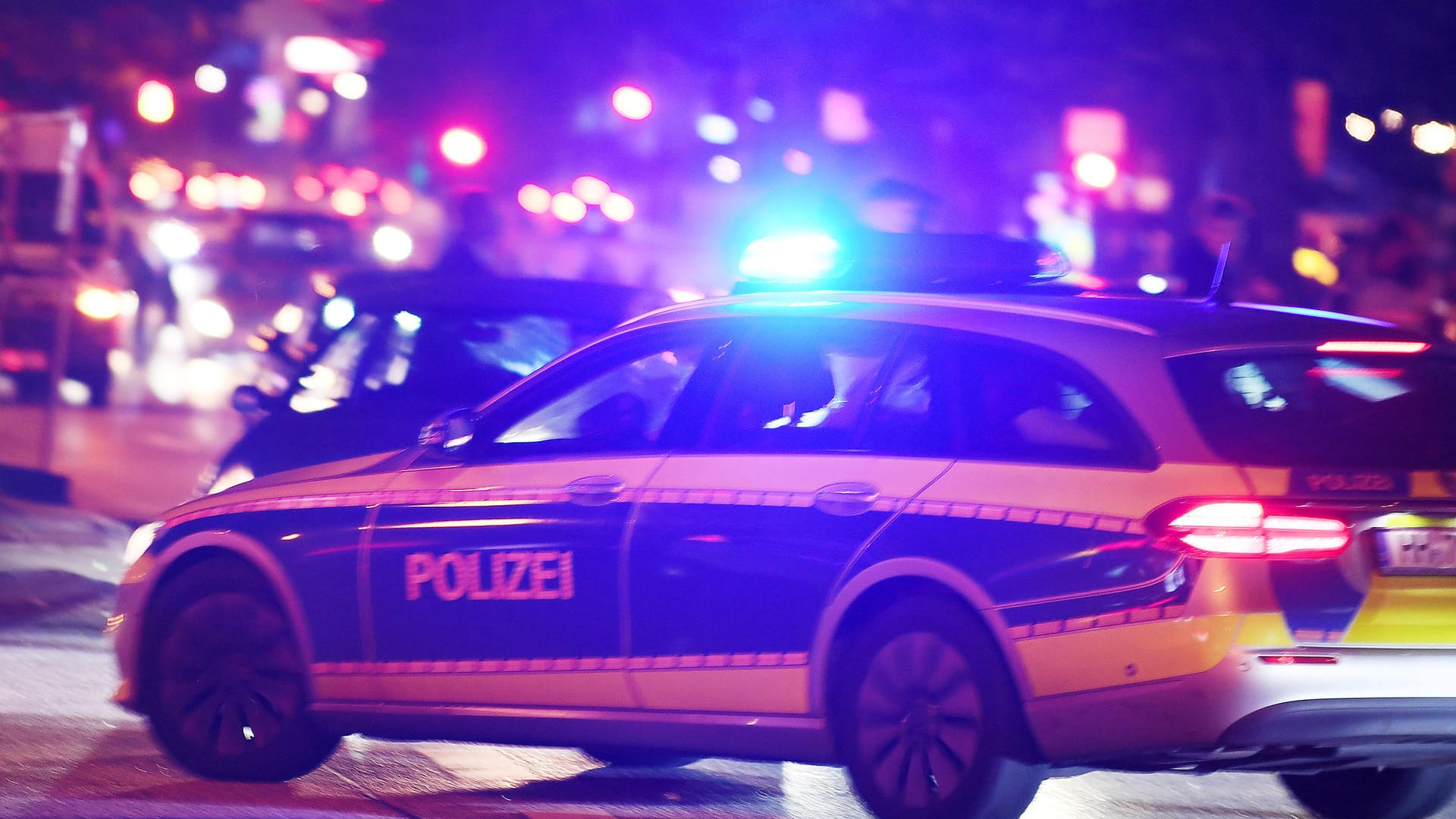 Ein Streifenwagen der Polizei fährt über die Reeperbahn (Archivbild): Die beiden Frauen sind bei dem Unfall verletzt worden.