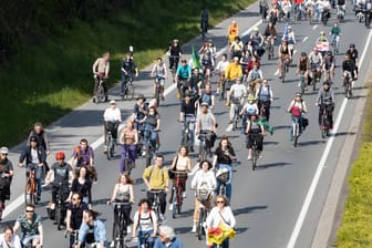 Eine Fahrraddemo in NRW (Archivbild): Vor der Landtagswahl fordern die Protestler einen Ausbau der Fahrradwege in Düsseldorf.