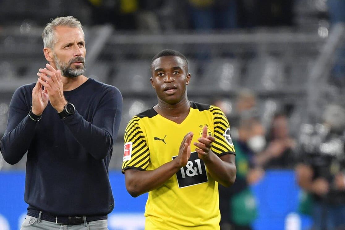 Marco Rose (li.): Der Trainer des BVB stellt sich schützend vor sein Top-Talent Youssoufa Moukoko (re.).