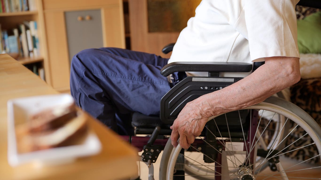 Älterer Mann im Rollstuhl: Allein bei der Unterstützung im Haushalt lassen sich Pflegebedürftige in Deutschland pro Jahr rund vier Milliarden Euro entgehen.