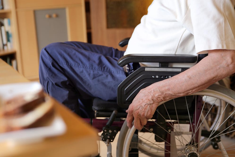Älterer Mann im Rollstuhl: Allein bei der Unterstützung im Haushalt lassen sich Pflegebedürftige in Deutschland pro Jahr rund vier Milliarden Euro entgehen.