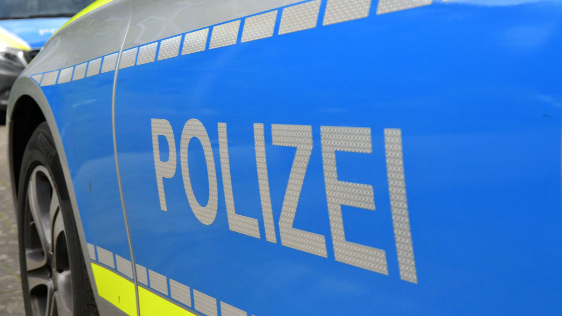 Polizeiwagen: Die Frau biss einem Polizisten in den Finger (Symbolbild). Polizeiwagen: Die Frau biss einem Polizisten in den Finger (Symbolbild).