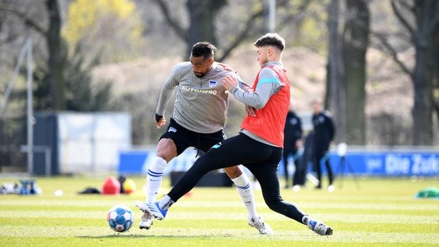 Kevin-Prince Boateng (l) und Linus Gechter beim Training