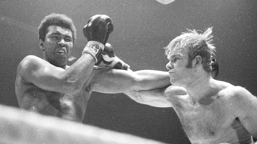 Muhammad Ali beim Kampf gegen Jürgen Blin (r.): Den Kampf in Zürich verlor der Deutsche.