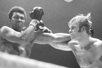 Muhammad Ali beim Kampf gegen Jürgen Blin (r.): Den Kampf in Zürich verlor der Deutsche.