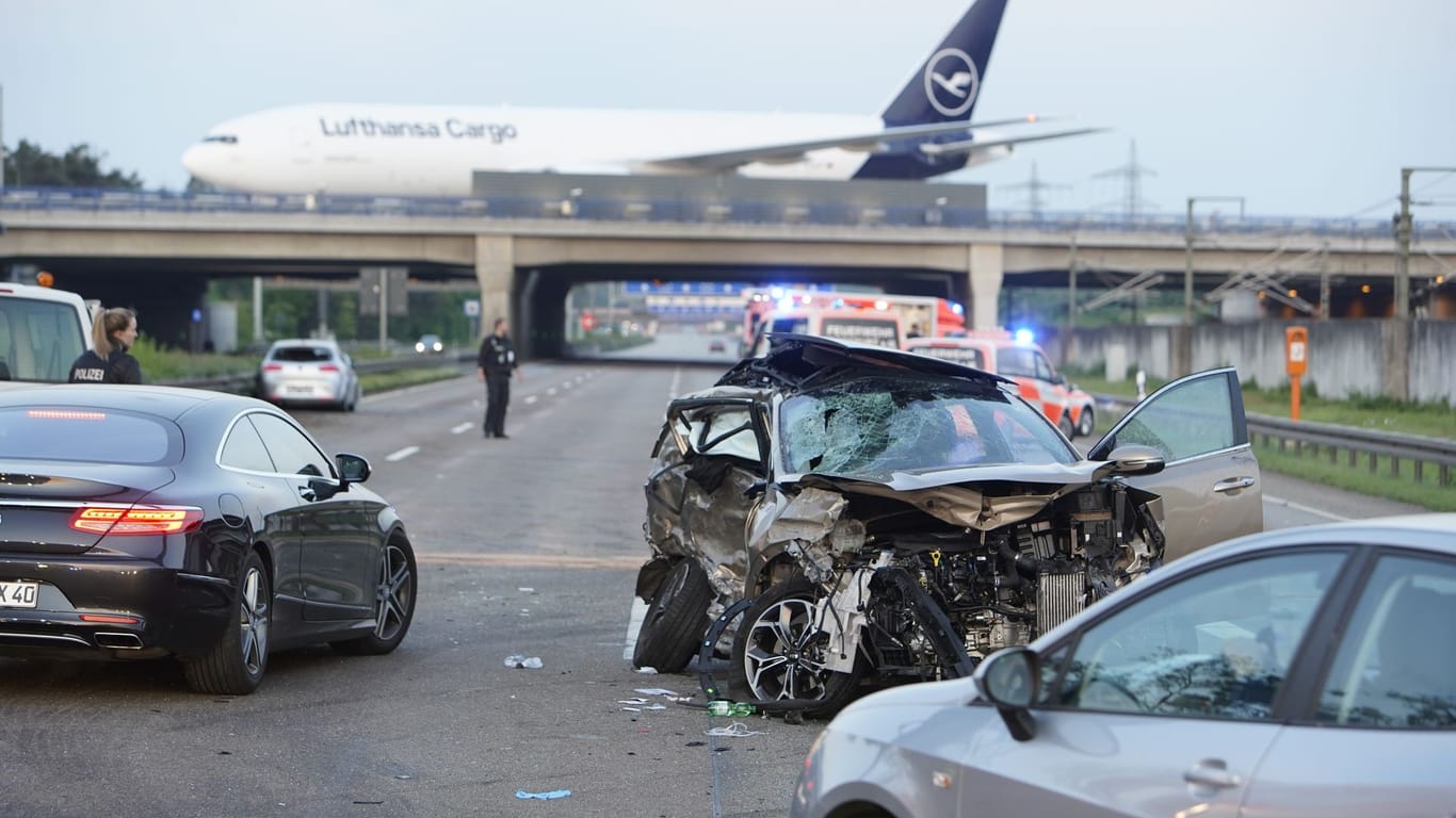 Ein völlig zerstörtes Auto an der Unfallstelle: Der Unfall ereignete sich am Frankfurter Flughafen.