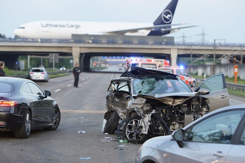 Ein völlig zerstörtes Auto an der Unfallstelle: Der Unfall ereignete sich am Frankfurter Flughafen.