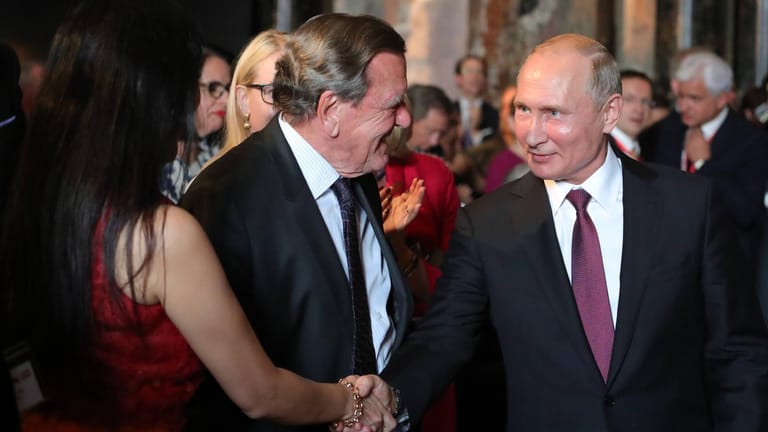 Bilder einer Ausstellung in Wien 2018: Gerhard Schröder und seine Ehefrau So-yeon Schröder-Kim treffen Wladimir Putin
