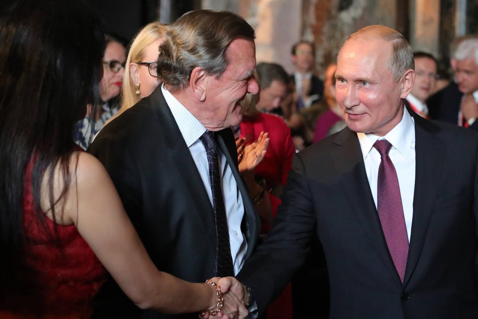 Bilder einer Ausstellung in Wien 2018: Gerhard Schröder und seine Ehefrau So-yeon Schröder-Kim treffen Wladimir Putin