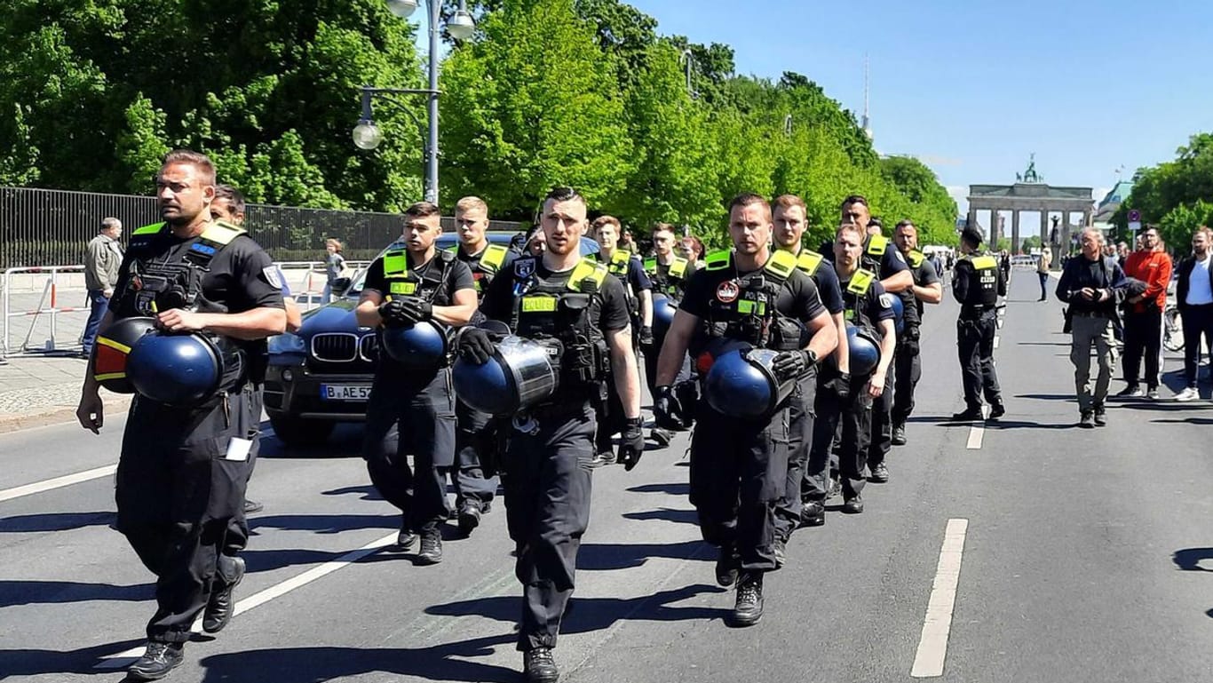 Beamte der Polizei in Berlin: An 15 Orten in Berlin waren russische und ukrainische Flaggen verboten.