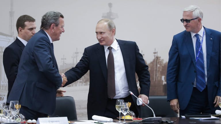 Immer noch wichtig: Gerhard Schröder beim Wirtschaftsforum in St. Petersburg 2016