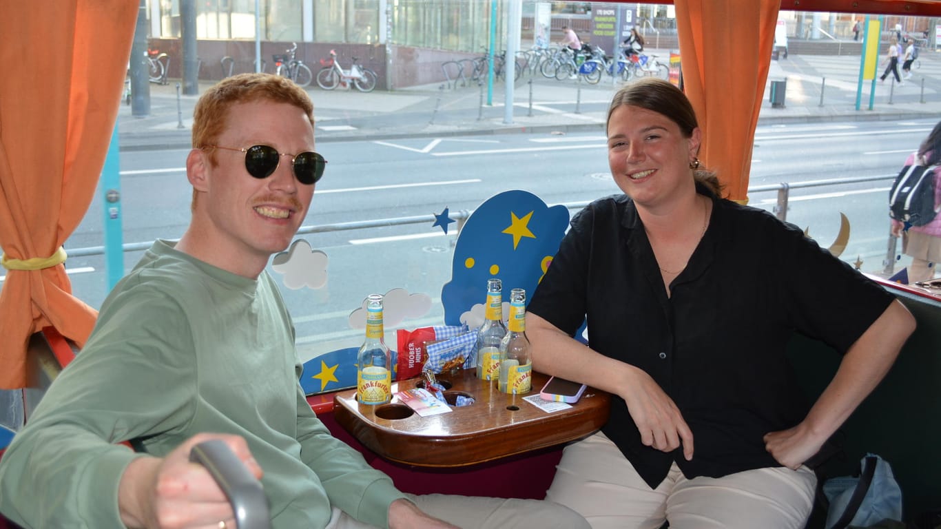 Vincent Schneider und Sandra Bockshorn: Für die beiden schmeckt das Getränk zunächst etwas gewöhnungsbedürftig.