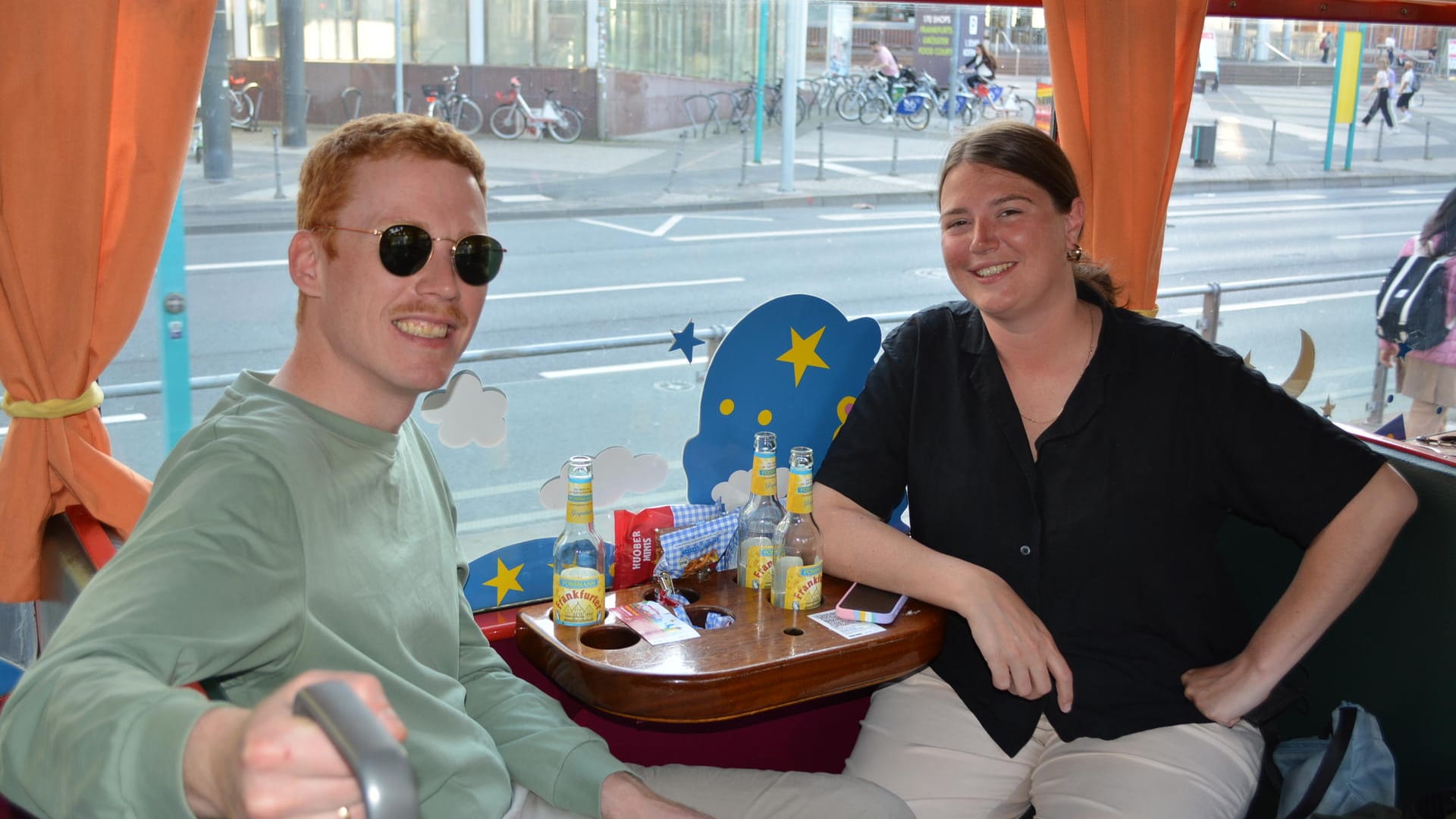 Vincent Schneider und Sandra Bockshorn: Für die beiden schmeckt das Getränk zunächst etwas gewöhnungsbedürftig.