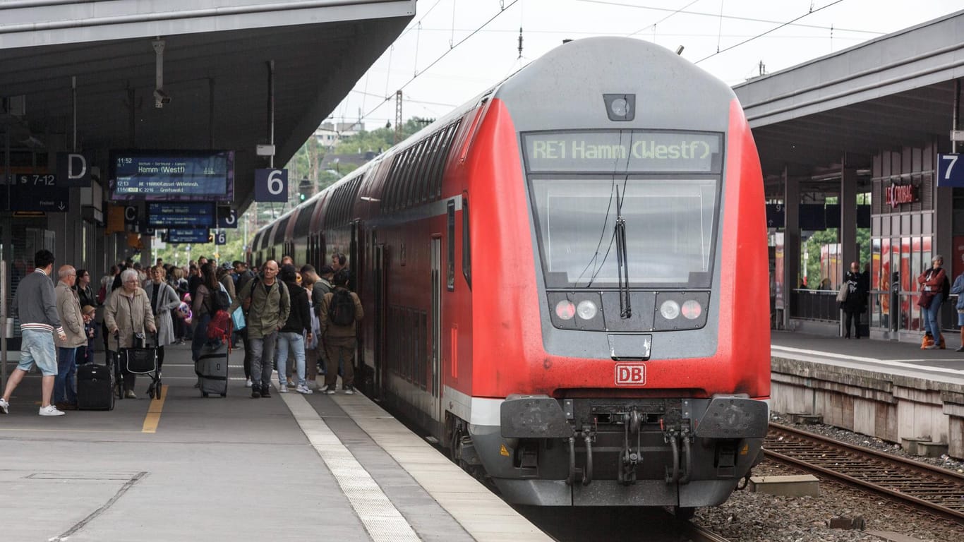 Ein Regional-Express der Linie 1 (Archivbild): Auf dem Weg nach Essen ist ein Streit zwischen Fahrtgästen eskaliert.