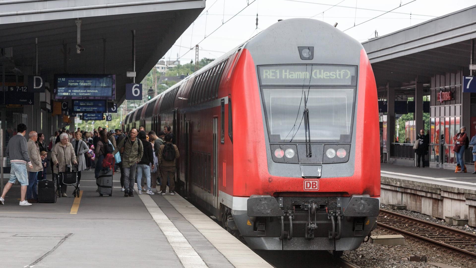 Ein Regional-Express der Linie 1 (Archivbild): Auf dem Weg nach Essen ist ein Streit zwischen Fahrtgästen eskaliert. Ein Regional-Express der Linie 1 (Archivbild): Auf dem Weg nach Essen ist ein Streit zwischen Fahrtgästen eskaliert.