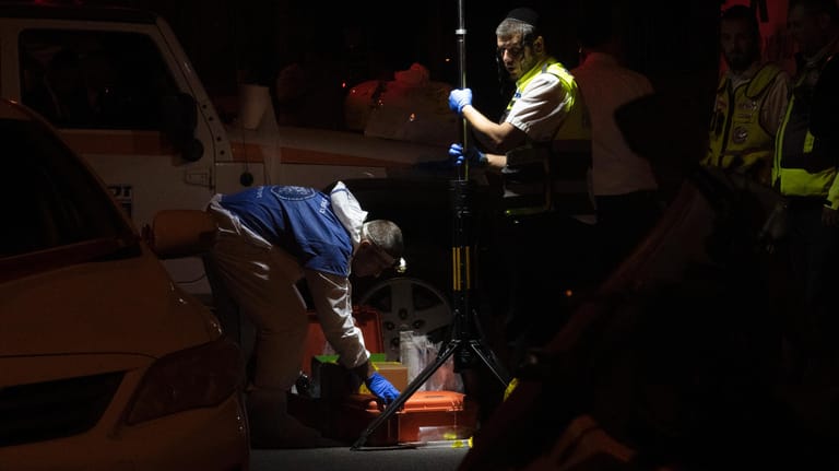 Spurensicherung am Tatort in Elad, Israel: Bei einem Anschlag wurden am Donnerstagabend drei Menschen getötet und vier weitere verletzt.