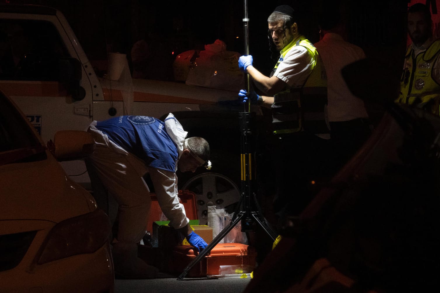 Spurensicherung am Tatort in Elad, Israel: Bei einem Anschlag wurden am Donnerstagabend drei Menschen getötet und vier weitere verletzt.