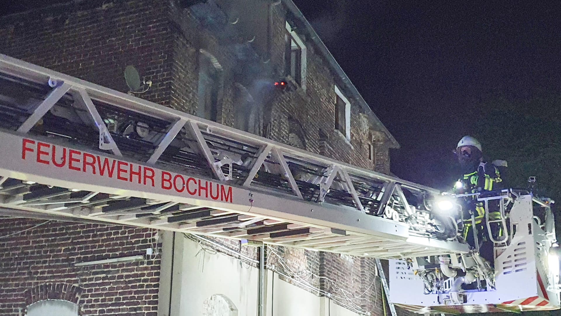Einsatzkräfte der Bochumer Feuerwehr: Unter den Geretteten waren auch acht Kinder. Einsatzkräfte der Bochumer Feuerwehr: Unter den Geretteten waren auch acht Kinder.