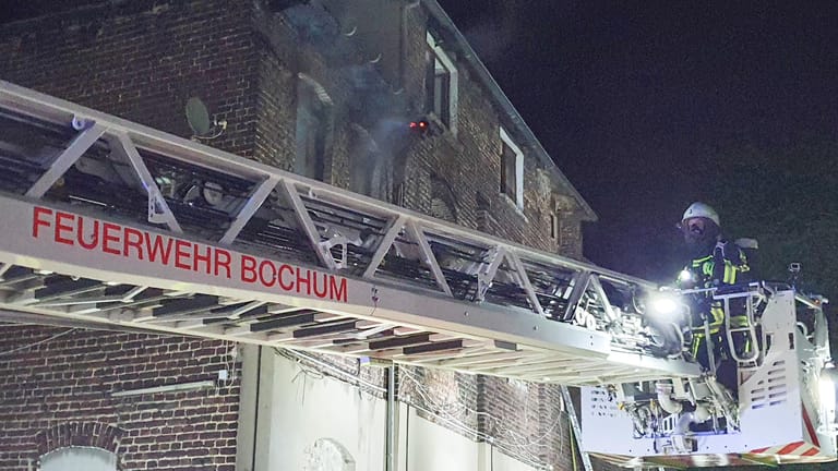 Einsatzkräfte der Bochumer Feuerwehr: Unter den Geretteten waren auch acht Kinder.