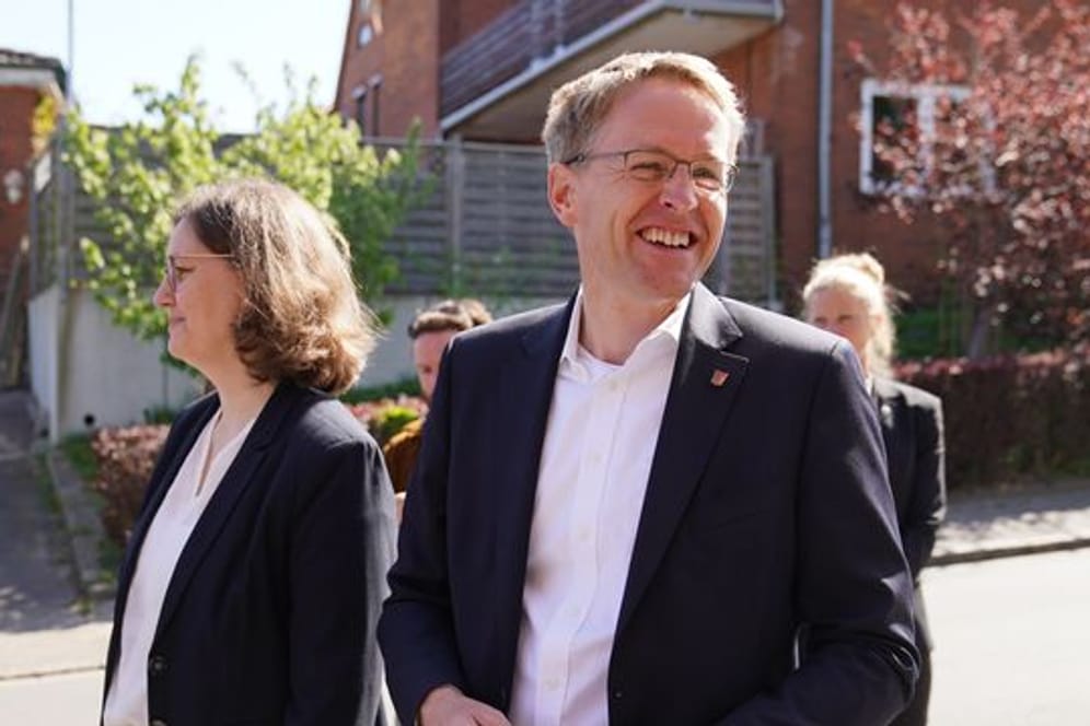 Ministerpräsident Daniel Günther (r) und seine Ehefrau Anke Günther: Für die Partei des Amtsinhabers sagen die Umfragen einen deutlichen Wahlerfolg voraus.