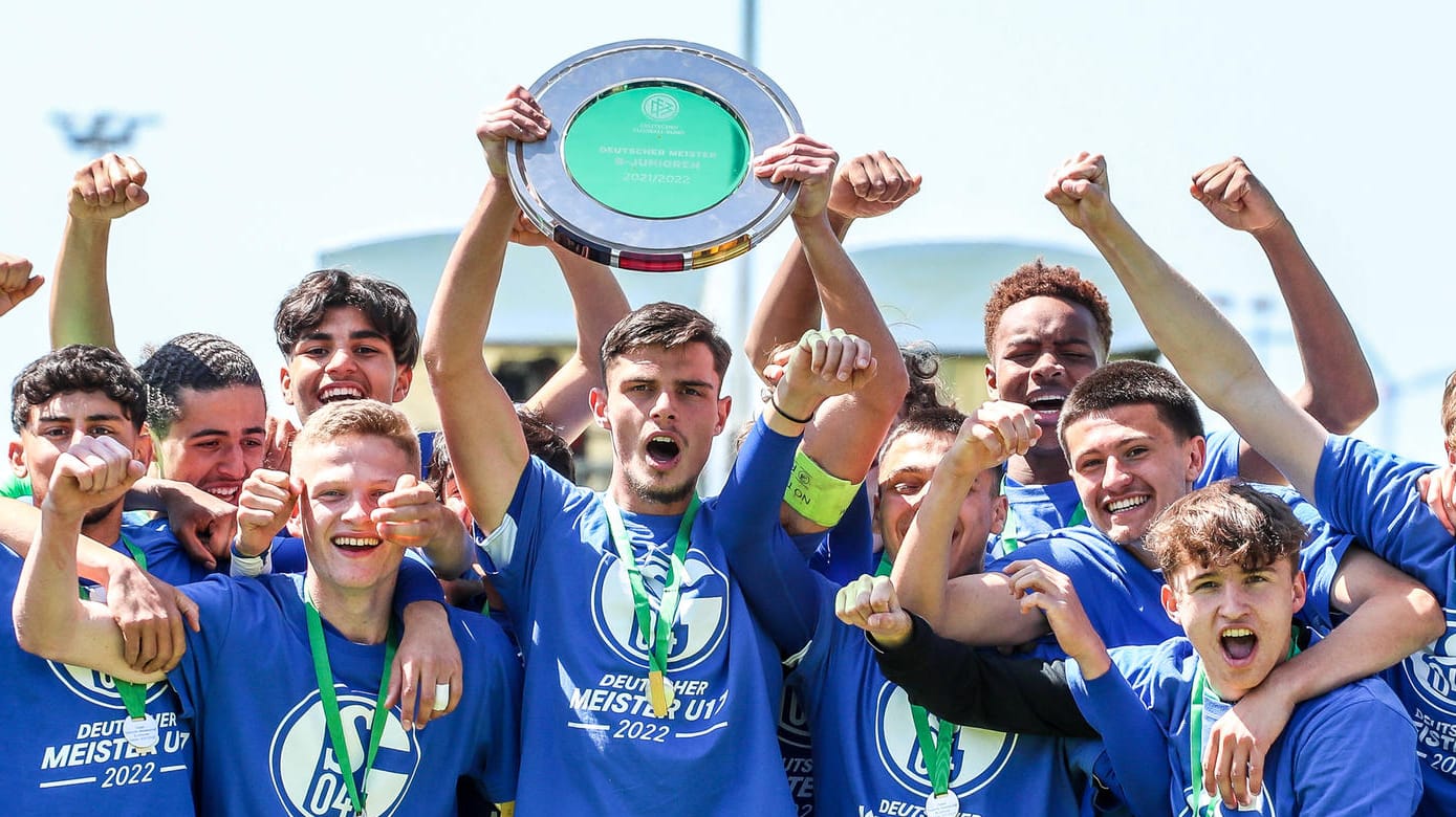 Die U17-Junioren des FC Schalke 04 bejubeln den Finalsieg gegen den VfB Stuttgart.