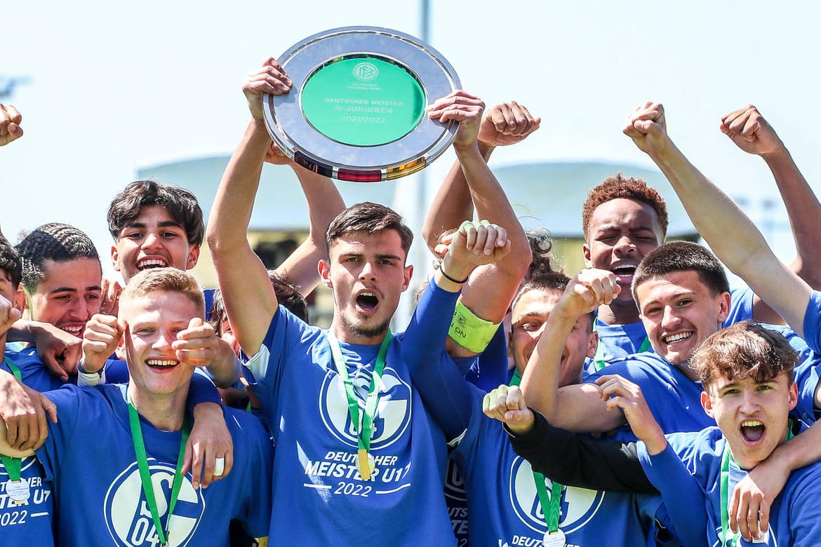 Die U17-Junioren des FC Schalke 04 bejubeln den Finalsieg gegen den VfB Stuttgart.